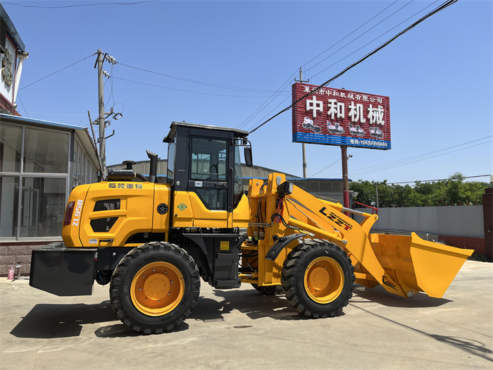 四驅裝載機